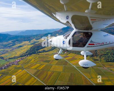 Frankreich, Bas Rhin (67), Weine Road, Itterswiller, Ultralight Flugzeug Pipistrel Virus SW überfliegen Weinberge im Herbst (Antenne Stockfoto