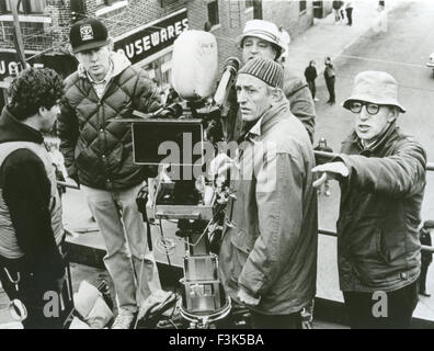 WOODY ALLEN US-Schauspieler und Produzent auf dem Set von Radio Days im Jahr 1987 mit Kameramann Carlo de Palma neben ihm Stockfoto