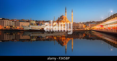 Panorama von Istanbul einen dramatischen Sonnenuntergang vom Galata-Brücke, Istanbul, Türkei Stockfoto