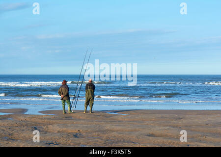 Fischer am Strand von Speeton Sands / Reighton Sands - Yorkshire Coast, England, UK Stockfoto