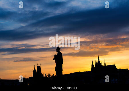 Qty Johannes von Nepomuk-Statue auf der Karlsbrücke; Prag; Tschechische Republik; mit Cathadral und kleinen Viertel Brückenturm St Vitus; Stockfoto