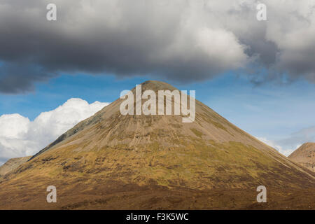 Berg Glamaig auf Isle Of Skye in Schottland mit dunklen Himmel. Stockfoto