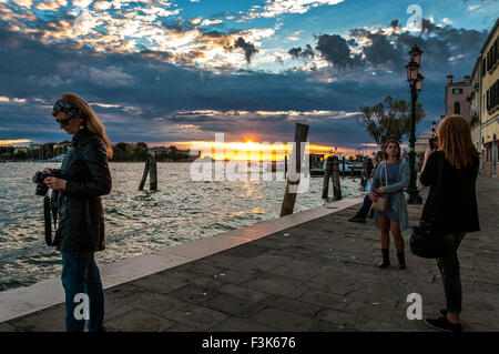 8. Oktober 2015. San Basilio, Venedig, Italien. Menschen fotografieren den Sonnenuntergang über den Canale di Fusina. Bildnachweis: Richard Wayman/Alamy Live-Nachrichten Stockfoto