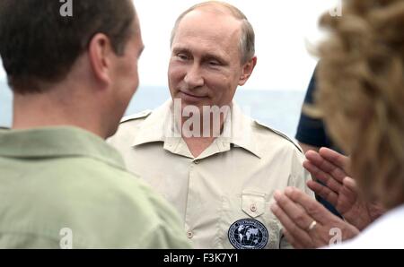 Der russische Präsident Vladimir Putin zurück am Ufer nach einer Reise an Bord ein Bathyscaph Unterwasser Mini-u-Boot ins Schwarze Meer, das Wrack eines versunkenen antiken Kaufmanns 18. August 2015 in der Nähe von Sewastopol, Crimea Schiff zu sehen. Stockfoto