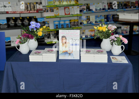 Jessica Wright, tragen eine Besetzung auf dem rechten Unterarm, unterschreibt Exemplare ihres Buches "Funkelnde Stiletos" bei WHSmith Birmingham City Centre mit: Jessica Wright wo: Birmingham, Vereinigtes Königreich: 7. August 2015 Stockfoto