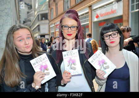 Jessica Wright, tragen eine Besetzung auf dem rechten Unterarm, unterschreibt Exemplare ihres Buches "Funkelnde Stiletos" bei WHSmith in Birmingham City Centre wo: Birmingham, Vereinigtes Königreich: 7. August 2015 Stockfoto