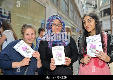 Jessica Wright, tragen eine Besetzung auf dem rechten Unterarm, unterschreibt Exemplare ihres Buches "Funkelnde Stiletos" bei WHSmith in Birmingham City Centre wo: Birmingham, Vereinigtes Königreich: 7. August 2015 Stockfoto