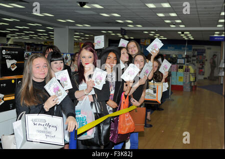 Jessica Wright, tragen eine Besetzung auf dem rechten Unterarm, unterschreibt Exemplare ihres Buches "Funkelnde Stiletos" bei WHSmith in Birmingham City Centre wo: Birmingham, Vereinigtes Königreich: 7. August 2015 Stockfoto