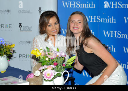 Jessica Wright, tragen eine Besetzung auf dem rechten Unterarm, unterschreibt Exemplare ihres Buches "Funkelnde Stiletos" bei WHSmith Birmingham City Centre mit: Jessica Wright wo: Birmingham, Vereinigtes Königreich: 7. August 2015 Stockfoto