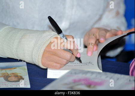 Jessica Wright, tragen eine Besetzung auf dem rechten Unterarm, unterschreibt Exemplare ihres Buches "Funkelnde Stiletos" bei WHSmith Birmingham City Centre mit: Jessica Wright wo: Birmingham, Vereinigtes Königreich: 7. August 2015 Stockfoto