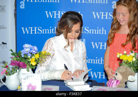 Jessica Wright, tragen eine Besetzung auf dem rechten Unterarm, unterschreibt Exemplare ihres Buches "Funkelnde Stiletos" bei WHSmith Birmingham City Centre mit: Jessica Wright wo: Birmingham, Vereinigtes Königreich: 7. August 2015 Stockfoto