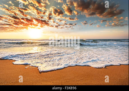 Brillante Ozean Strand Sonnenaufgang. Stockfoto