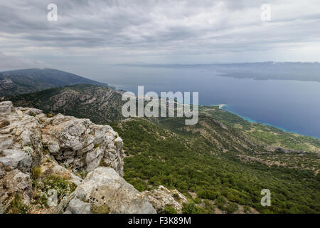 Ausblick vom Gipfel des Berges Vidova Gora Bol hin Strand Zlatni Rat auf der Insel Brac in Kroatien. Stockfoto