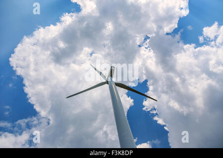 einzigen Wind Turbine niedrigen Winkel gegen blauen Himmel mit Wolken Stockfoto