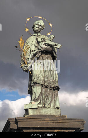 Statue von Jan nepomucky (hl. Johannes von Nepomuk), die Karlsbrücke, Prag, Tschechische Republik. Stockfoto