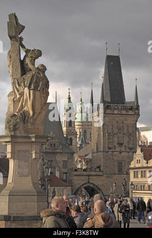 Abstieg vom Kreuz Statue auf der Karlsbrücke, mit zwei Westen Brückentürme und St. Nicholas Kirche jenseits, Prag, Tschechische Rep. Stockfoto