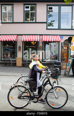 Radfahrer außerhalb Le Bistro Restaurant, Laugavegur, Reykjavik, Island. Stockfoto