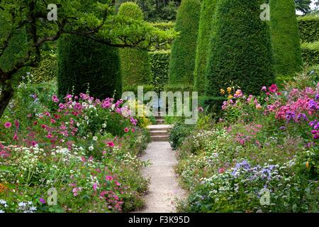 Hübsche Blumenbeete und abgeschnittene Eiben, England. Stockfoto