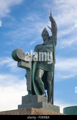 Statue von Ingolfur Arnarson, erste Siedler der Wikinger in Island, Arnarholl, Reykjavik, Island. Stockfoto