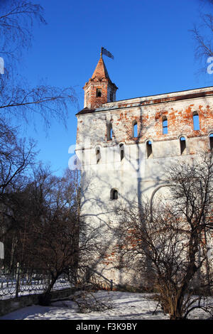 Alte Burg Turm im Winter auf blauen Himmelshintergrund. Stockfoto