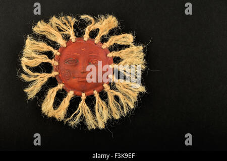 Stulp Symbol mexikanischen traditionelle Keramik glücklich Sonne mit Strahlen der Jute Seil isoliert auf schwarz Stockfoto