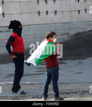 Zwei jungen palästinensische Jugendlichen beobachten israelische Soldaten (nicht gesehen) in der Westbank-Stadt Hebron. Palästinenser haben weiterhin mit israelischen Streitkräfte in den meisten größeren Städten in der West Bank als Reaktion auf die Morde von Palästinensern in den letzten zwei Wochen kollidieren eins davon ein 13-Year-Old Boy aus der Westbank-Stadt Bethlehem war. In den letzten 24 Stunden wurden zwei Palästinenser geschossen und getötet, nachdem sie Israelis angegriffen. Am 7. Oktober 2015 israelische Polizei geschossen und getötet 20-Year-Old Amjad Hatem al-Jundi, der einen israelischen Soldat in Kiryat Gat, im Süden Israels gestochen. Angeblich wollte er Stockfoto