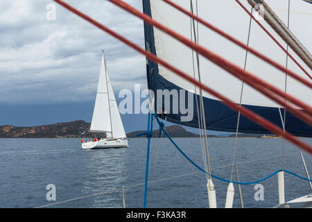 Segeln. Segelschiffe in Segelregatta am Ägäischen Meer. Yachten mit weißen Segeln auf dem offenen Meer zu versenden. Luxus-Boote. Stockfoto