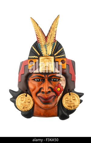 Indian Mayan Aztec Keramik bemalt Maske mit Federn isoliert auf weiss Stockfoto