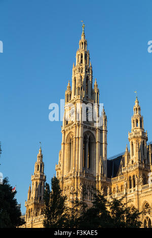 Eine Nahaufnahme der Uhrenturm Rathaus (Rathaus) in Wien im Laufe des Vormittags. Stockfoto