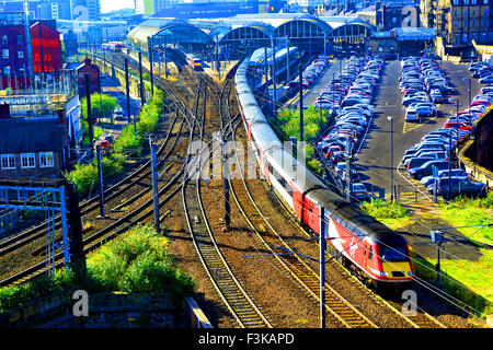 Virgin-Ostküste Zug verlässt Newcastle Central Railway Station Stockfoto