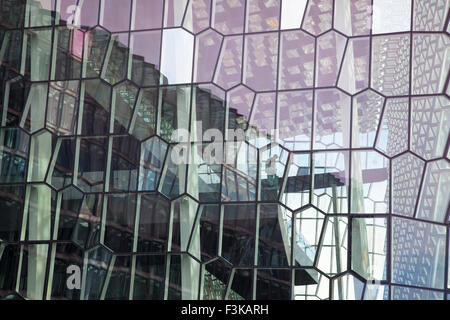 Geodätische außen glas Wand von Harpa Concert Hall, Reykjavik, Island. Stockfoto