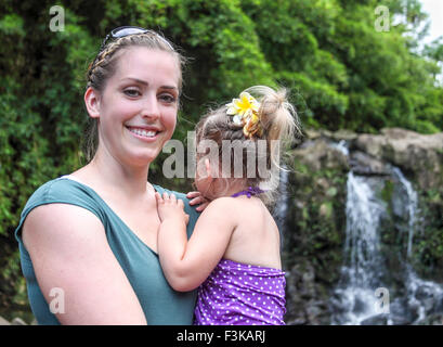 Mutter und Tochter von Wasserfall erreicht durch Wandern in Maui Stockfoto