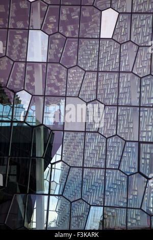 Geodätische außen glas Wand von Harpa Concert Hall, Reykjavik, Island. Stockfoto