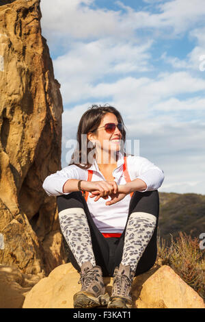 Wanderer entspannt auf Felsformation in der Nähe von Skull Rock oben Temescal Ridge Trail, zugänglich durch Temescal Gateway Park Stockfoto