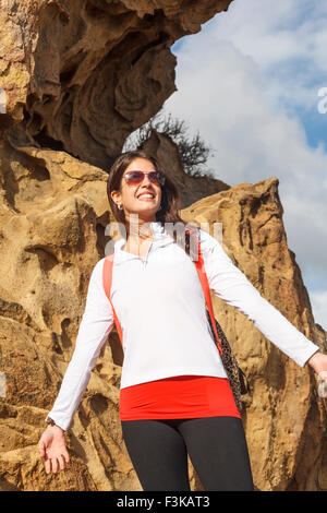 Wanderer durch Felsformation in der Nähe von Skull Rock über den Höhenweg Temescal, zugänglich vom Temescal Gateway Park in Pacific Palisades Stockfoto