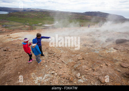 Besucher neben dampfenden Vulkanschlote bei Seltun, Krysuvik geothermische Gebiet, Halbinsel Reykjanes, Island. Stockfoto