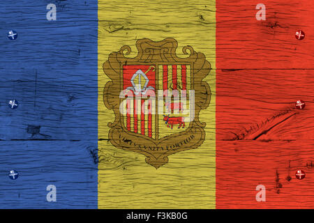 Andorra-Nationalflagge. Malerei ist auf Holz von alten Zug Wagen bunt. Mit Schrauben oder Bolzen befestigt. Stockfoto