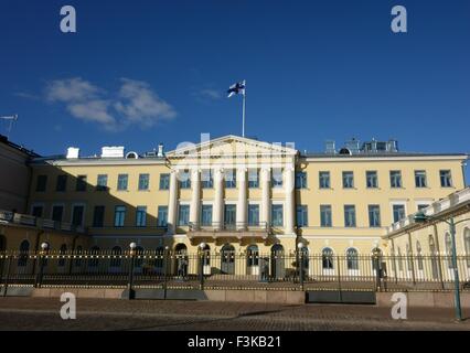Der Präsidentenpalast und seine Wächter in Helsinki, Finnland Stockfoto