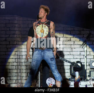 Manhattan, Kansas 26.06.2015 Brian Kelley von Florida Georgia Line beim Kicker Country Konzert in Manhattan, Kansas. Florida Georgia Line ist ein US-amerikanisches Bro-Country-Duo bestehend aus Brian Kelley (von Ormond Beach, Florida) und Tyler Hubbard (von Monroe, Georgia). Florida Georgia Line entstand im Jahr 2010 in Nashville, Tennessee. Im Dezember 2011 unterzeichneten sie einen Verlag/Produktionsleitung/Deal mit Craig Wiseman (große laute Shirt Publishing), Kevin 'Chef' Zaruk (Chef Musik-Management) und Joey Mois (Mountain View Records) Partnerschaft, Big Mountain Loud. [2] ihre zweite EP, It'z genau das, was Stockfoto