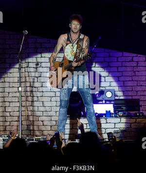 Manhattan, Kansas 26.06.2015 Brian Kelley von Florida Georgia Line beim Kicker Country Konzert in Manhattan, Kansas. Florida Georgia Line ist ein US-amerikanisches Bro-Country-Duo bestehend aus Brian Kelley (von Ormond Beach, Florida) und Tyler Hubbard (von Monroe, Georgia). Florida Georgia Line entstand im Jahr 2010 in Nashville, Tennessee. Im Dezember 2011 unterzeichneten sie einen Verlag/Produktionsleitung/Deal mit Craig Wiseman (große laute Shirt Publishing), Kevin 'Chef' Zaruk (Chef Musik-Management) und Joey Mois (Mountain View Records) Partnerschaft, Big Mountain Loud. [2] ihre zweite EP, It'z genau das, was Stockfoto