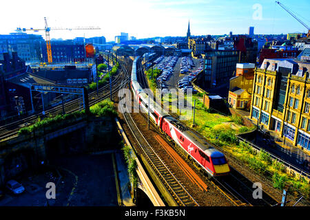 Virgin-Ostküste Zug verlässt Newcastle Central Railway Station Stockfoto