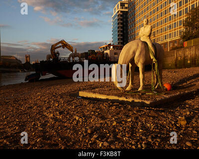 London, UK. 8. Oktober 2015. Die Skulptur von vier Fahrern rittlings auf Pferde mit Ölpumpen für Köpfe wurde entwickelt, um abgedeckt und mit den Aufstieg und Fall von Ebbe und Flut ausgesetzt werden. Es ist ein Kommentar über die Auswirkungen von fossilen Brennstoffen auf die Umwelt und erhielt den Auftrag für das völlig Thames Festival Credit: David Firn/Alamy Live News Stockfoto