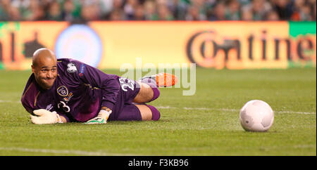 Aviva Stadion, Dublin, Irland. 8. Oktober 2015. Euro2016 Qualifikation. Republik Irland gegen Deutschland. Darren Randolph beim Speichern für Irland) Credit: Action Plus Sport/Alamy Live News Stockfoto