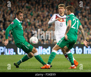 Aviva Stadion, Dublin, Irland. 8. Oktober 2015. Euro2016 Qualifikation. Republik Irland gegen Deutschland. Thomas Müller (Deutschland) versucht, zwischen Richard Keogh und Jeff Hendrick (Irland). Bildnachweis: Aktion Plus Sport/Alamy Live-Nachrichten Stockfoto