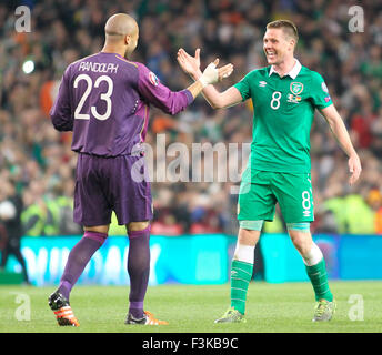 Aviva Stadion, Dublin, Irland. 8. Oktober 2015. Euro2016 Qualifikation. Republik Irland gegen Deutschland. James McCarthy und Darren Randolph feiern auf dem Schlusspfiff. Bildnachweis: Aktion Plus Sport/Alamy Live-Nachrichten Stockfoto