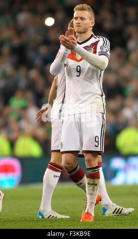 Aviva Stadion, Dublin, Irland. 8. Oktober 2015. Euro2016 Qualifikation. Republik Irland gegen Deutschland. Andre Schurrle lobt die deutschen Fans in Vollzeit. Bildnachweis: Aktion Plus Sport/Alamy Live-Nachrichten Stockfoto