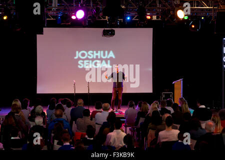 London, UK. 8. Oktober 2015. Nationalen Poesie Tag 2015, Clore Ballsaal im Southbank Centre, Royal Festival Hall, London, England. VEREINIGTES KÖNIGREICH. Bildnachweis: Simon Balson/Alamy Live-Nachrichten Stockfoto