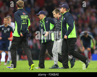 Hampden Park, Edinburgh, Schottland. 8. Oktober 2015. Euro2016 Qualifikation. Schottland gegen Polen. Die Tonhöhe Eindringling wird aus dem Bereich von Sicherheit Kredit geführt: Action Plus Sport/Alamy Live News Stockfoto