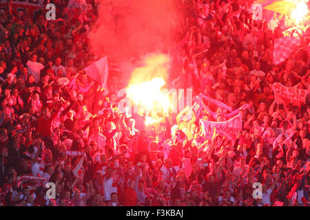 Hampden Park, Edinburgh, Schottland. 8. Oktober 2015. Euro2016 Qualifikation. Schottland gegen Polen. Polen-Fans Licht flackert, nachdem das Finale Pfeifen Credit: Action Plus Sport/Alamy Live News Stockfoto