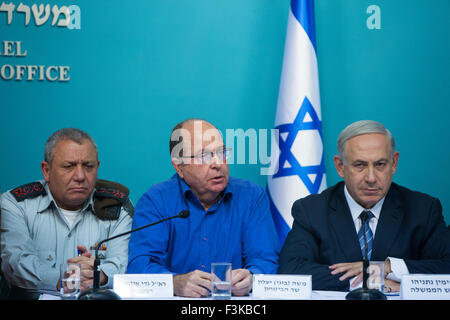 Jerusalem. 8. Oktober 2015. Israeli Prime Minister Benjamin Netanyahu (R) und Defense Minister Moshe Ya'alon (C) teilnehmen eine gemeinsame Pressekonferenz im Amt des Premierministers in Jerusalem, am 8. Oktober 2015. Der israelische Ministerpräsident Benjamin Netanyahu hat die Polizei Besuche verbieten bestellt durch israelische Abgeordnete und Minister Jerusalems Flashpoint al-Aqsa-Moschee zusammengesetzte israelischen Regierungsbeamten zu Xinhua am Donnerstag bestätigt. Die Bewegung zielt auf die Beruhigung des Spick Spannungen zwischen Palästinensern und Juden und Verringerung der palästinensischen Gewalt. © JINI/Xinhua/Alamy Live-Nachrichten Stockfoto